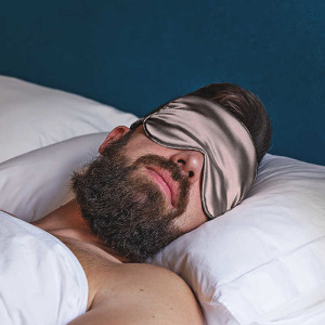 Purpurne Seiden-Schlafmask – Augenmaske & Schlafbrille aus 100% Seide. Auch als Augenbinde. Lichtdicht & Luxuriös