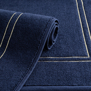 Granatowy dywanik łazienkowy 50x70 cm OLIVIER ze złotym haftem