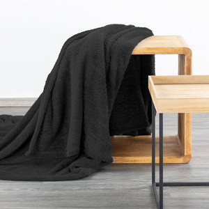 Miękki koc LORINO 200x220 cm czarny flano do sypialni