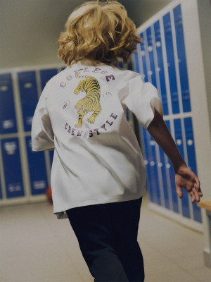 4F T-shirt loose z nadrukiem chłopięcy - biały