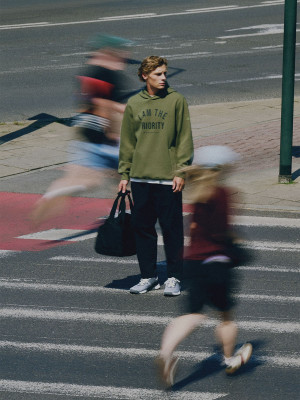 4F Bluza dresowa regular z kapturem męska - khaki