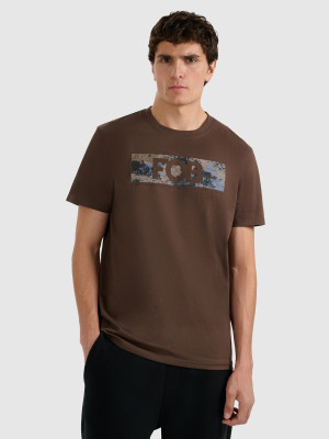 4F T-shirt regular z nadrukiem męski - brązowy