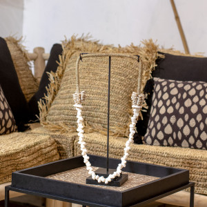 Pirouette - Collier de coquillages sur socle en métal dao blanc/noir - H.38 cm OS