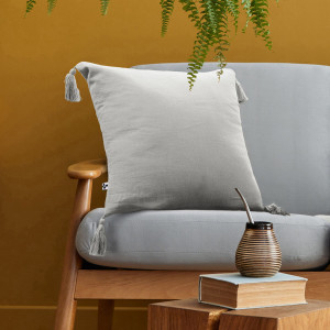 L'Effet Papillon - Coussin déhoussable avec pompons Gaze de coton Gaïa gris OS