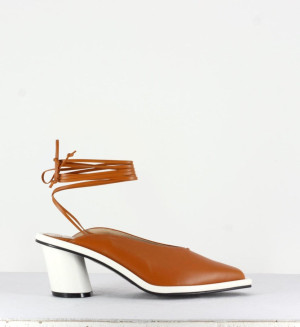 Reike Nen - Mules à brides chevilles en cuir Clean pumps cognac - Talon 6 cm 38,5