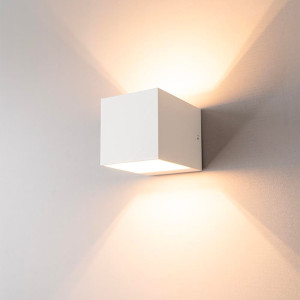 LUSENZ Fornax bianco - Würfelförmige Up- und Down-Wandleuchte mit mattweißer Beschichtung