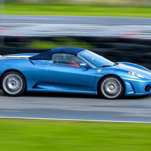 Jazda Ferrari F430 - 1 okrążenie | Tor Łódź | DEVIL-CARS | 1 okrążenie | Prezent | Voucher | Karta podarunkowa | Bon | Cena