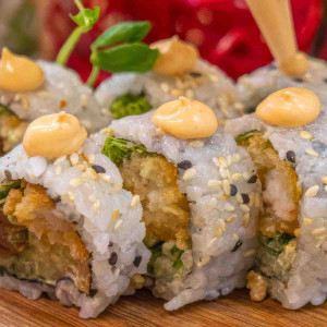 Wieczór japoński - kolacja sushi | Łódź (ul. Roosevelta) | Sushi Kushi | 2 osoby | Prezent | Voucher | Karta podarunkowa | Bon | Cena