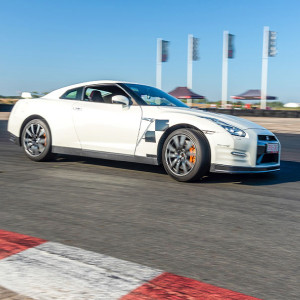 Jazda Nissan GTR | Gdańsk (Tor Pszczółki) | DEVIL-CARS | 1 okrążenie | Prezent | Voucher | Karta podarunkowa | Bon | Cena