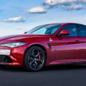 Jazda Alfa Romeo Giulia | Wiele lokalizacji | 2 okrążenia | Prezent | Voucher | Karta podarunkowa | Bon | Cena