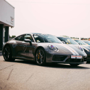 Jazda Porsche 911 4 GTS | Tor Poznań | Fastline Supercars | 2 okrążenia | Prezent | Voucher | Karta podarunkowa | Bon | Cena