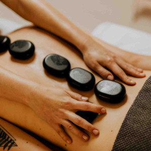Masaż gorącymi kamieniami | Warszawa (Wola) | Amanoi SPA | Prezent | Voucher | Karta podarunkowa | Bon | Cena