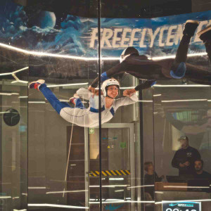Lot w tunelu aerodynamicznym | Leszno | FreeFlyCenter | 1 osoba | Prezent | Voucher | Karta podarunkowa | Bon | Cena