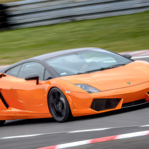 Jazda Lamborghini Gallardo - 2 okrążenia | Warszawa (Tor Modlin) | AUTOPREZENT | 2 okrążenia | Prezent | Voucher | Karta podarunkowa | Bon | Cena