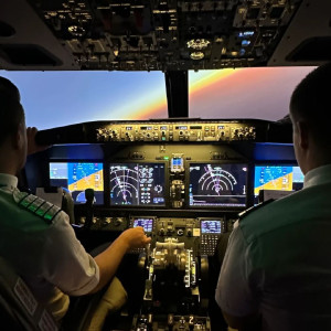 Symulator lotu Boeing 737 MAX | Warszawa | 1 godzina | 1 osoba | Prezent | Voucher | Karta podarunkowa | Bon | Cena