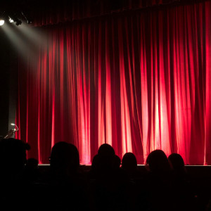 Romantyczny wieczór w teatrze dla dwojga z kolacją | Katowice | Teatr Żelazny | Prezent | Voucher | Karta podarunkowa | Bon | Cena