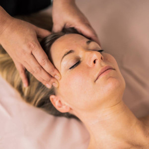 Masaż twarzy | Warszawa | OYES massage place | 50 minut | Prezent | Voucher | Karta podarunkowa | Bon | Cena