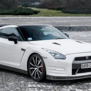 Jazda Nissan GTR | Tor Toruń | Super Cars | 1 okrążenie | Prezent | Voucher | Karta podarunkowa | Bon | Cena