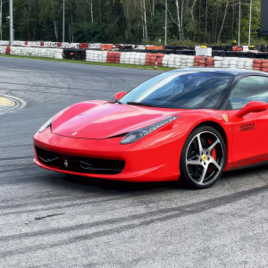 Jazda Ferrari Italia | Radom (Tor Jastrząb) | Super Cars | 1 okrążenie | Prezent | Voucher | Karta podarunkowa | Bon | Cena