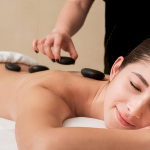 Masaż gorącymi kamieniami | Warszawa (Józefów) | Asana SPA | 1 godzina | Prezent | Voucher | Karta podarunkowa | Bon | Cena