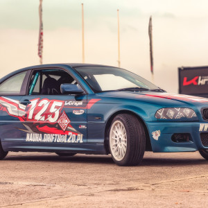 Drift Taxi | Wrocław (Tor Krzywa) | 3 okrążenia | Prezent | Voucher | Karta podarunkowa | Bon | Cena