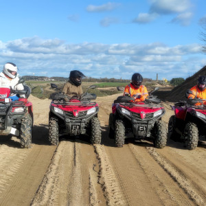 Jazda quadem dla dwojga | Łomża (Piątnica) | 2 godziny | quad dwuosobowy | 2 osoby | Prezent | Voucher | Karta podarunkowa | Bon | Cena
