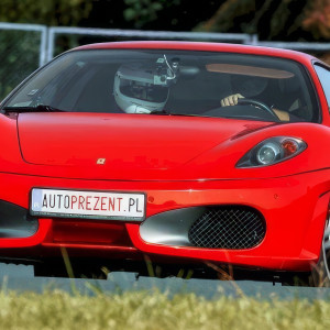 Jazda Ferrari F430 - 2 okrążenia | Tor Łódź | AUTOPREZENT lub Devil-Cars lub Super Cars | 2 okrążenia | Prezent | Voucher | Karta podarunkowa | Bon | Cena