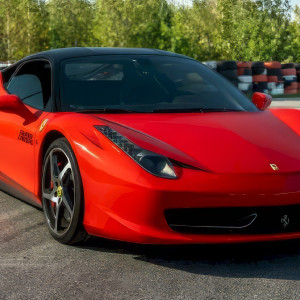 Jazda Ferrari Italia | Tor Toruń | AUTOPREZENT lub Super Cars | 3 okrążenia | Prezent | Voucher | Karta podarunkowa | Bon | Cena