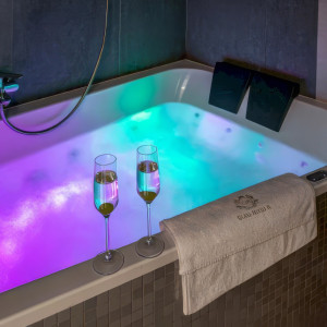 Pobyt w Glass-House Apartments | Kraków | 1 noc | Weekend | Deluxe z Jacuzzi & TV nad wanną i nad łóżkiem | Prezent | Voucher | Karta podarunkowa | Bon | Cena