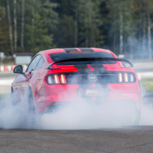 Jazda Fordem Mustangiem - 1 okrążenie | Warszawa (Tor Modlin) | AUTOPREZENT lub Devil-Cars lub Super Cars | 1 okrążenie | Prezent | Voucher | Karta podarunkowa | Bon | Cena