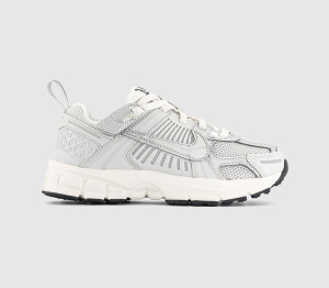 Nike Vomero Youth Trainers Photon Dust Chrome Gridiron Sail Grey, 13 youth