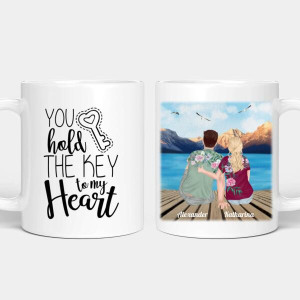 Personalisierte Tasse - Pärchen sitzt am See