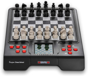 Millennium M805 Karpov Schachcomputer, Schachschule