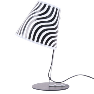 Elegante Tischlampe aus Metall und Kunststoff