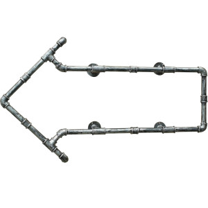 Wandbücherregal aus Metallrohren in Pfeilform