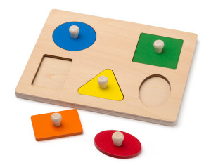 Geometrie ab 2 Jahren: Puzzlebrett mit fünf Formen