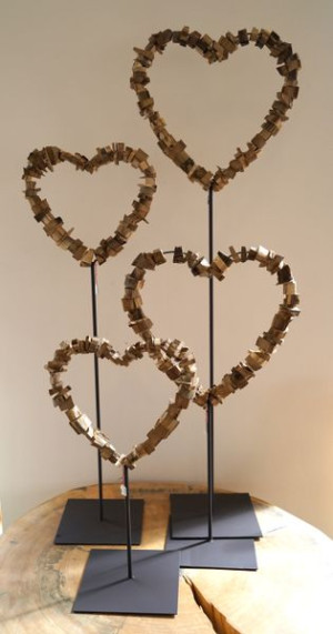 Holzherz aus Holzstücken auf Metallfuß von WMG