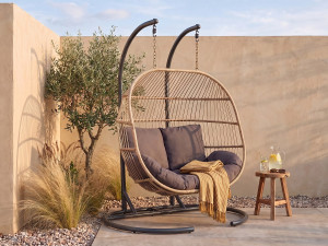 Vente-unique Hangfauteuil voor 2 personen van gevlochten hars - Licht naturel met antracietgrijs kussen - LISSANDRA van MYLIA
