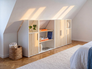 Vente-unique Meubel voor onder een schuin dak met 4 deurtjes, 2 planken en 2 nissen - Wit en naturel - ADEZIO