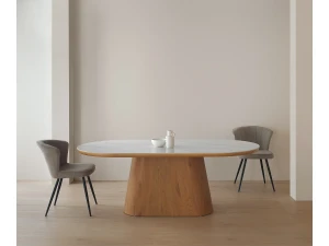Mesa de jantar oval folheada a carvalho com tampo em cerâmica branca calacatta