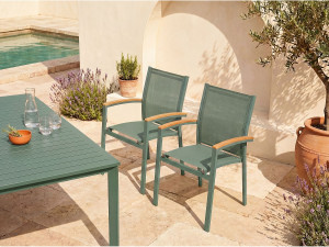 Vente-unique Set van 2 stapelbare tuinstoelen van aluminium en textiel - Amandelgroen en armleuningen van acaciahout - TAIPIVAI