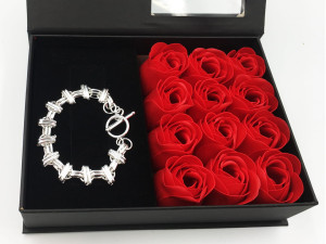 Elegancki zestaw z różami i biżuterią handmade prezent na urodziny