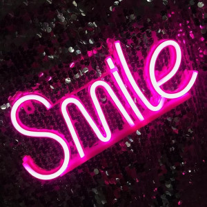 Neon LED USB/baterie lampka na ścianę Napis do pokoju znak neonowy Smile różowy