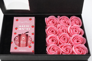 Elegancki Flower Box z różami mydlanymi i pomadkami