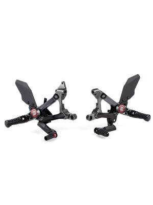 Zestaw regulowanych podnóżków z dźwigniami GILLES MUE2-D02 Ducati Streetfighter V4 1100/ S (20-22) czarno-czerwone