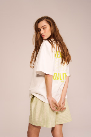 Luźny t-shirt z nadrukiem na plecach