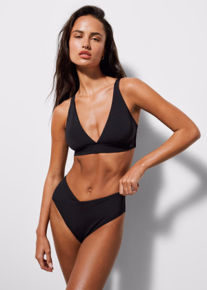 Czarna góra bikini z regulowanymi ramiączkami i trójkątnymi miseczkami