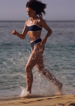 Czarna góra bikini z regulowanymi ramiączkami