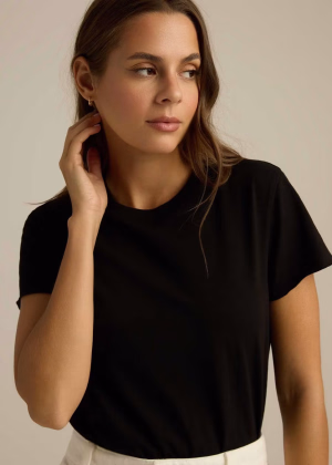 Krótki T-shirt damski z surowo wykończonymi rękawkami