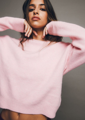 Sweter damski z miękkiej dzianiny z domieszką wełny